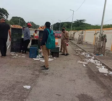 वाकडेवाड़ी–खड़की के बीच फुटपाथ बना कूड़ाघर, अतिक्रमण पर प्रशासन मौन