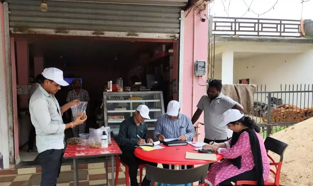 त्यौहार को देखते हुए मिठाई एवं डेयरी उत्पादों की गुणवत्ता की हो रही जांच