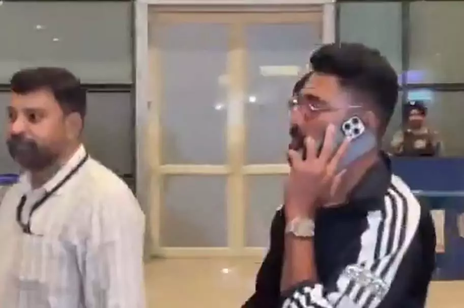 ઝડપી બોલર હૈદરાબાદ પહોંચતાં ચાહકોનો ટોળો એકઠા થયો तेज गेंदबाज के हैदराबाद पहुंचते ही प्रशंसकों की भीड़ उमड़ी