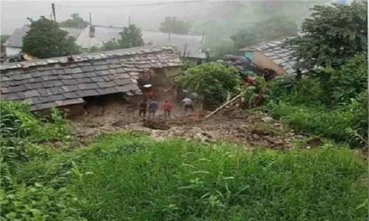 Uttarakhand: भारी भूस्खलन के कारण मलबे में दबकर दो महिलाओं की मौत