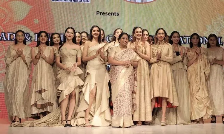 'वस्त्र कथा' में सीएम रेखा ने दिल्लीवासियों से गर्व के साथ हथकरघा पहनने का आग्रह किया