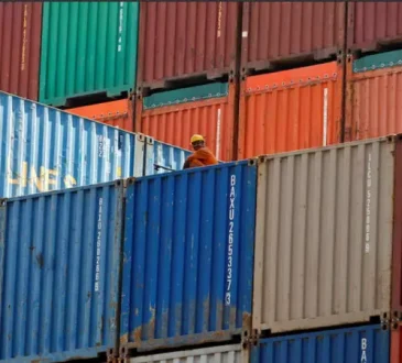 अमेरिकी घड़ियों में मध्यरात्रि के समय ट्रम्प के टैरिफ लागू हो गए | Trump's tariffs come into effect as US clocks strike midnight