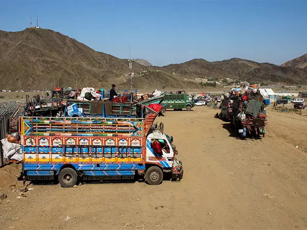 UNHCR ने पाकिस्तान से अफ़ग़ान शरणार्थियों के निर्वासन को रोकने का आग्रह किया | UNHCR urges Pakistan to halt deportation of Afghan refugees