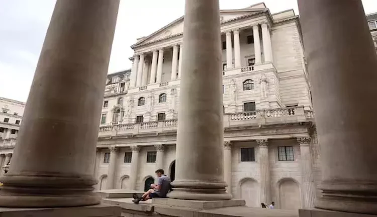 Bank of England ने ब्याज दरों में 25 आधार अंकों की कटौती कर इसे 4% कर दिया