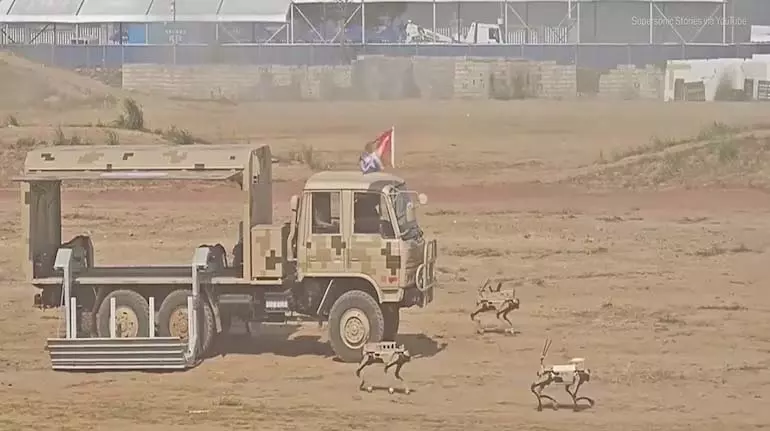 ચીને પીએલએ સૈનિકો સાથે લશ્કરી કવાયતમાં બંદૂકધારી ‘રોબોવલ્ફ’ દર્શાવ્યો China ने पीएलए सैनिकों के साथ सैन्य अभ्यास में बंदूकधारी 'रोबोवुल्फ़' का प्रदर्शन किया