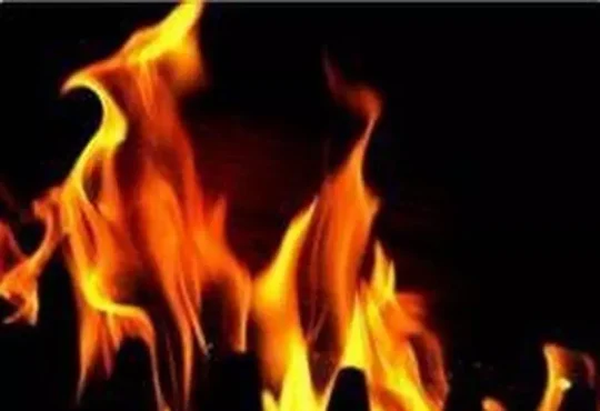 पाकिस्तान के कराची में कपड़ा फैक्ट्री में भीषण आग लगने से आठ लोग घायल | Eight people...