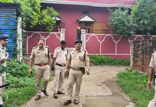 होटल मालिक के घर पर फायरिंग, पुलिस बल तैनात | Firing at hotel owner's house, security beefed up |   होटल मालिक...
