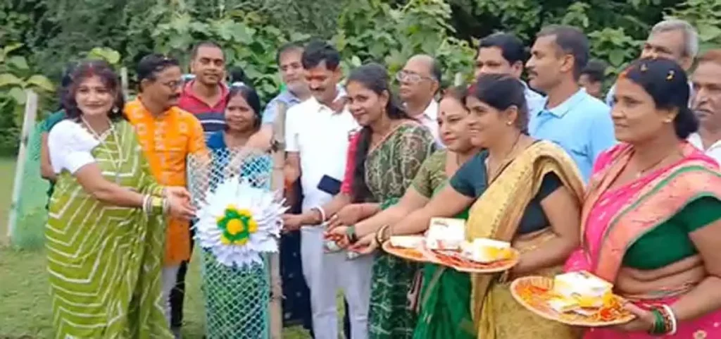 अनोखी पहल, महिलाओं ने पेड़ों को बांधी राखी | Unique initiative, women tied Rakhi to trees |   अनोखी पहल,...