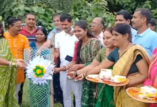 अनोखी पहल, महिलाओं ने पेड़ों को बांधी राखी | Unique initiative, women tied Rakhi to trees |   अनोखी पहल,...