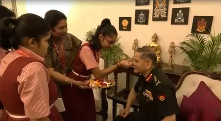 रक्षाबंधन पर बच्चियों ने सेना प्रमुख जनरल उपेंद्र द्विवेदी को बांधी राखी, सेना ने साझा किया वीडियो | On Raksha Bandhan, girls tied Rakhi to Army Chief General Upendra Dwivedi, Army shared the video | रक्षाबंधन पर बच्चियों ने सेना प्रमुख जनरल उपेंद्र द्विवेदी को बांधी राखी, सेना ने साझा किया वीडियो