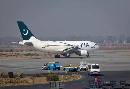 Pakistan: पीआईए के बोइंग 777 विमान में गंभीर इंजन खराबी के कारण उड़ानों में देरी...