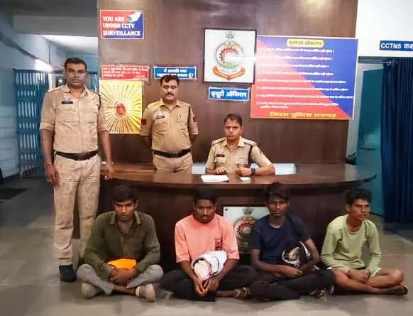 કોટારોદ પોલીસની મોટી કાર્યવાહી: નિર્જન માર્ગ પર લૂંટનારા ચાર બદમાશો … कोतरारोड़ पुलिस की बड़ी कार्रवाई: सुनसान रास्ते पर लूट करने वाले चार बदमाश...