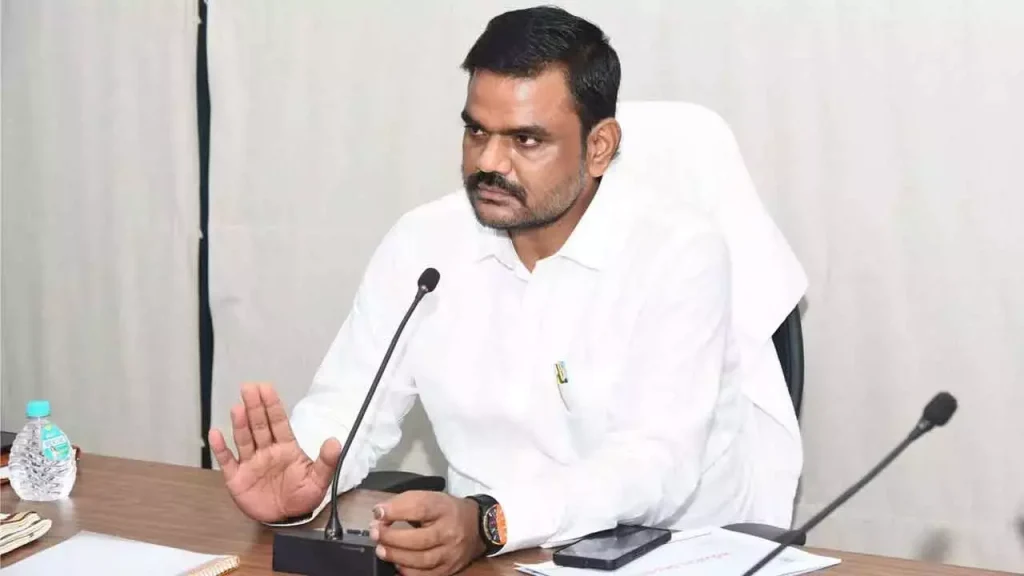 ઓડિશાના પ્રધાન સંપદચંદ્ર સ્વાઈને બે સેમિકન્ડક્ટર છોડને મંજૂરી આપી … Odisha के मंत्री संपद चंद्र स्वैन ने दो सेमीकंडक्टर संयंत्रों को मंजूरी का...