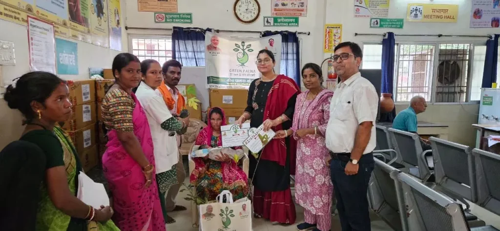 पर्यावरण संरक्षण की अनूठी पहल: नवजात के स्वागत में फलदार पौधों की भेंट | Unique...