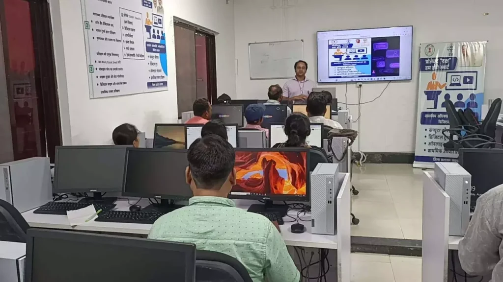 रायपुर में ‘प्रोजेक्ट दक्ष’ से अधिकारी बन रहे टेक्नोलॉजी फ्रेंडली | Officers are...