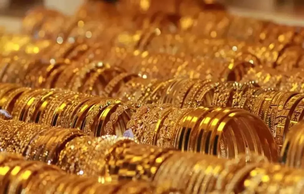 वैश्विक बाजारों में बिकवाली के बीच Gold  1,000 रुपये टूटा | Gold nosedives Rs 1,000 amid sell-off in global markets