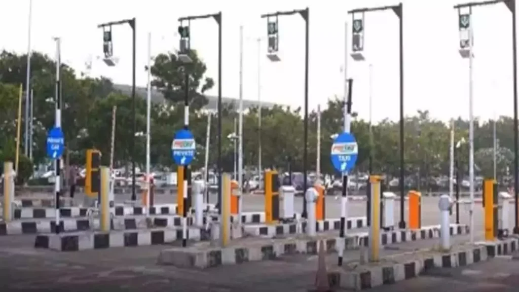 કેન્દ્રએ ખાનગી વાહનો માટે ફાસ્ટાગ આધારિત વાર્ષિક ટોલ પાસ શરૂ કર્યું केंद्र ने निजी वाहनों के लिए FASTag आधारित वार्षिक टोल पास लॉन्च किया