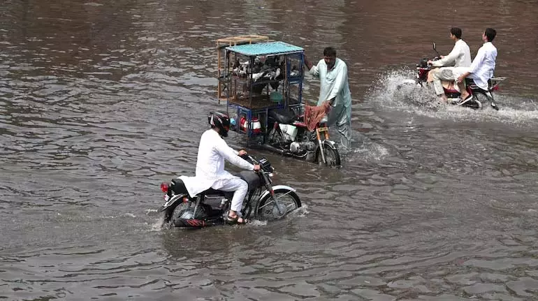 પાકિસ્તાન: ચોમાસાના વિનાશને કારણે છેલ્લા 24 કલાકમાં 117 લોકો મૃત્યુ પામ્યા હતા Pakistan: मानसून के कहर से पिछले 24 घंटों में 117 लोगों की मौत