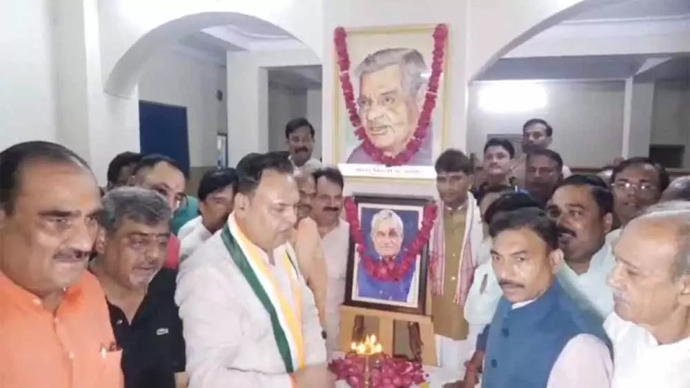 ગ્વાલિયર: વજપેયની ડેથરરી પર શ્રદ્ધાંજલિને ગ્વાલિયરને શ્રદ્ધાંજલિ આપી Gwalior: वाजपेयी की पुण्यतिथि पर ग्वालियर में श्रद्धांजलि अर्पित