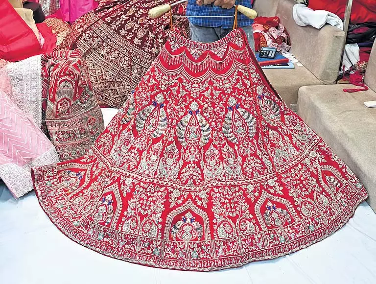 દિલ્હી સોના અને ચાંદીના થ્રેડો: સલમા-સ્ટાર્સ Delhi सोने और चांदी के धागे: सलमा-सितारे का लुप्त शिल्प