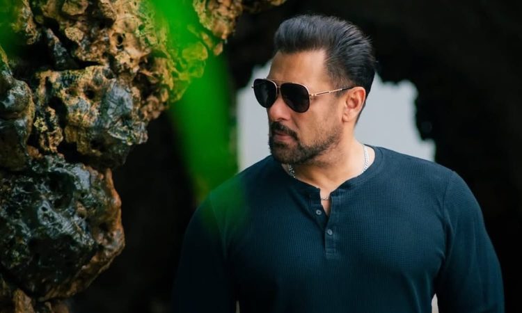 सलमान खान इन दिनों अपनी फिल्म बैटल ऑफ गलवान को लेकर खबरों में बने हुए हैं।...