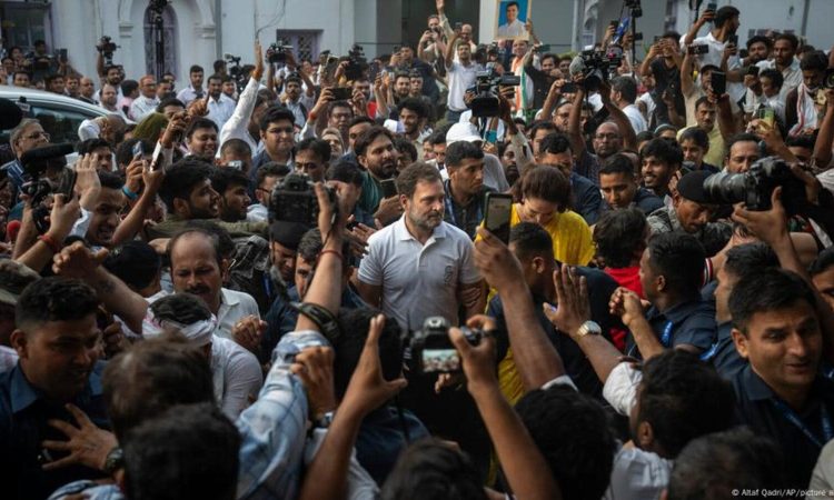 भारत में लगभग आधे कामगार कृषि क्षेत्र में हैं, जो देश की राजनीति को...