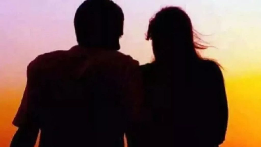 આ કેસ યુપીના મહારાજગંજ જિલ્લામાં સ્થિત અલાકલી ગામ સાથે સંબંધિત છે. આ ક્ષણે, પીડિત પતિ … ये मामला यूपी के महराजगंज जिले में स्थित अचली गांव का है. फिलहाल, पीड़ित पति...