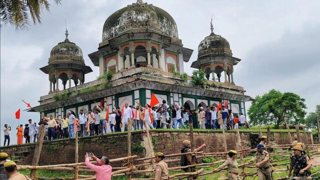 उत्तर प्रदेश के फतेहपुर में नवाब अब्दुस समद के मकबरे को लेकर विवाद खड़ा हो...