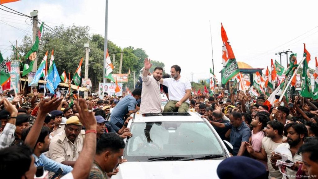 રાહુલ ગાંધીએ બિહારમાં મતદાર અધિકાર યાત્રા શરૂ કર્યા છે, જે 25 જિલ્લાઓથી … राहुल गांधी ने बिहार में मतदाता अधिकार यात्रा शुरू की है, जो 25 जिलों से...