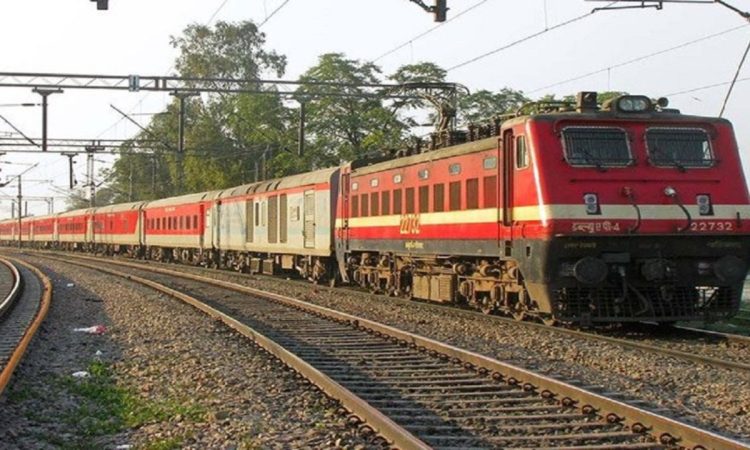रेल मंत्री ने संसद में बताया कि अब सभी पैसेंजर कोचों में बायो टॉयलेट लगे...