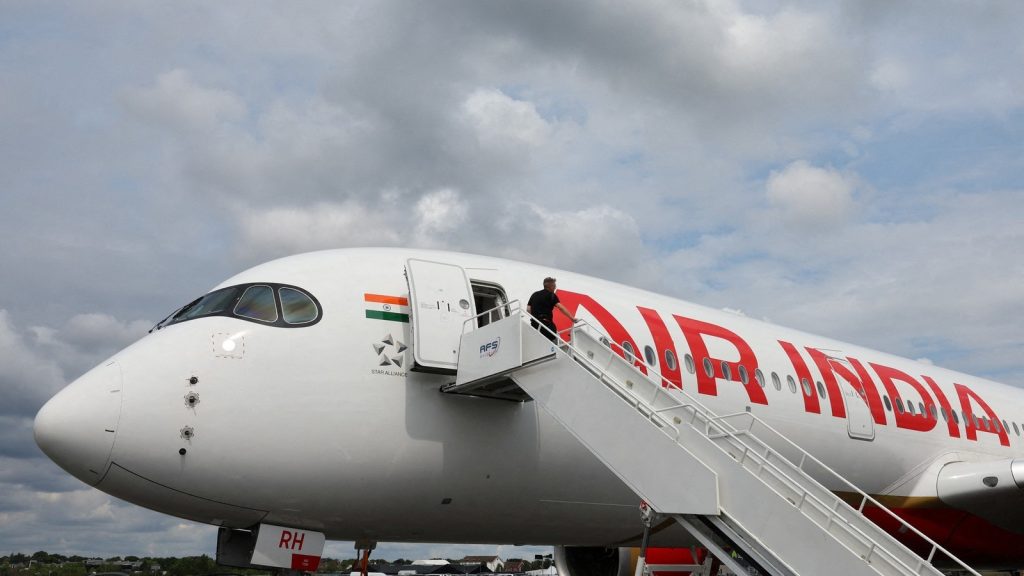 भुवनेश्वर से दिल्ली के लिए उड़ान भरने वाली एयर इंडिया की फ्लाइट को संख्या...