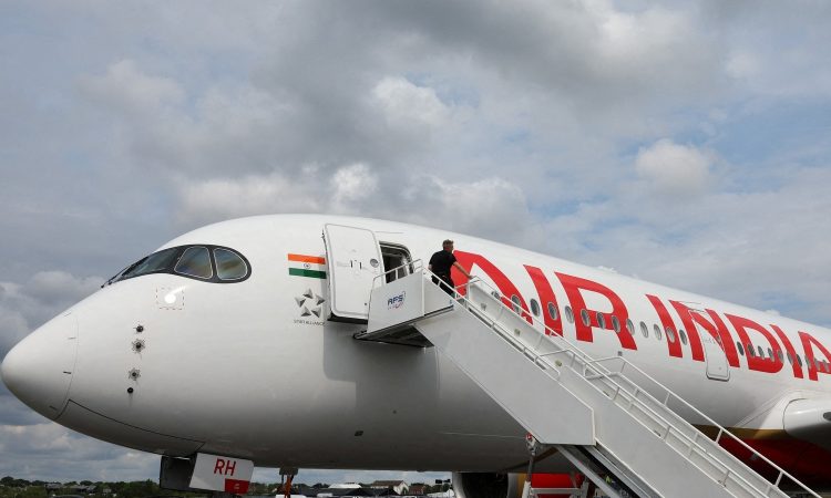 भुवनेश्वर से दिल्ली के लिए उड़ान भरने वाली एयर इंडिया की फ्लाइट को संख्या...