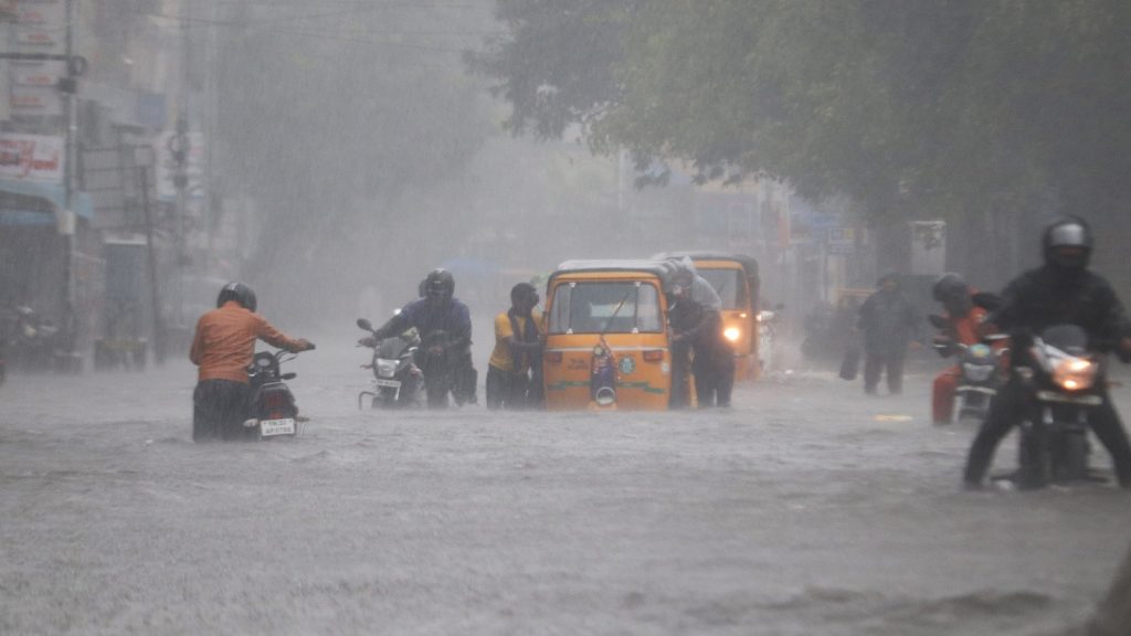 चेन्नई के मनाली में भारी बारिश ने जनजीवन को अस्त-व्यस्त कर दिया है। भारतीय...