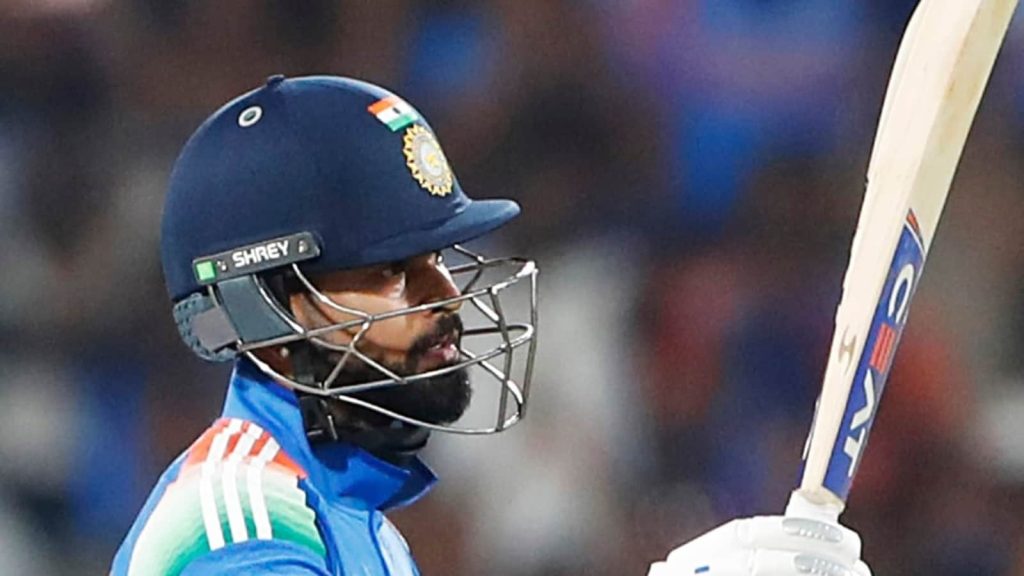 आकाश चोपड़ा का कहना है कि चैंपियंस ट्रॉफी में हमने देखा कि बीच के ओवरों में...