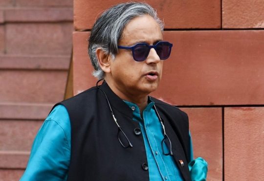 कांग्रेस सांसद शशि थरूर ने सोमवार को चुनाव आयोग को जमकर लताड़ लगाई। थरूर...