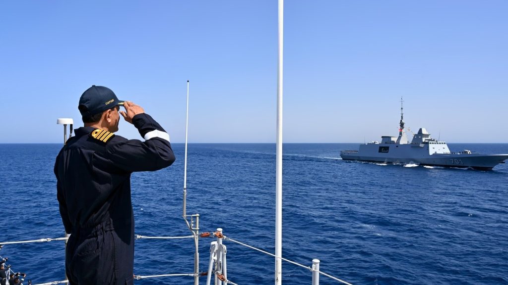 हिंद महासागर में दुनिया की लगभग 40 प्रतिशत आबादी रहती है, जो लगभग 35 तटीय...