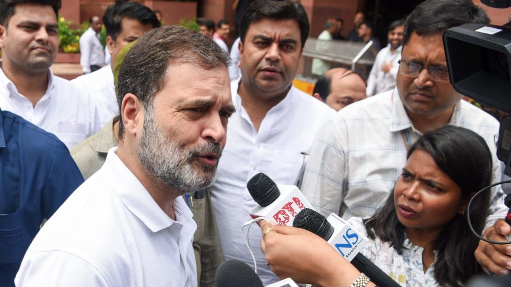 महाराष्ट्र के पूर्व विधायक राज पुरोहित ने कांग्रेस नेता राहुल गांधी पर...
