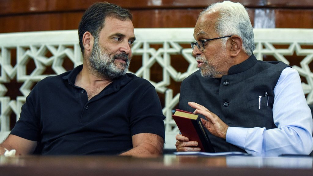 जगदीप धनखड़ के पद से इस्तीफा देने के बाद उपराष्ट्रपति चुनाव हो रहे हैं। 9...