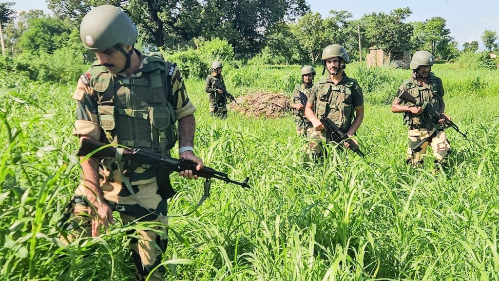 पश्चिम बंगाल के उत्तर 24 परगना में बांग्लादेश पुलिस के एक वरिष्ठ अधिकारी को...