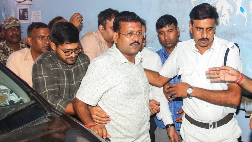 विशेष धन शोधन निवारण अधिनियम (PMLA) अदालत ने सोमवार को उन्हें 6 दिनों के लिए ईडी...