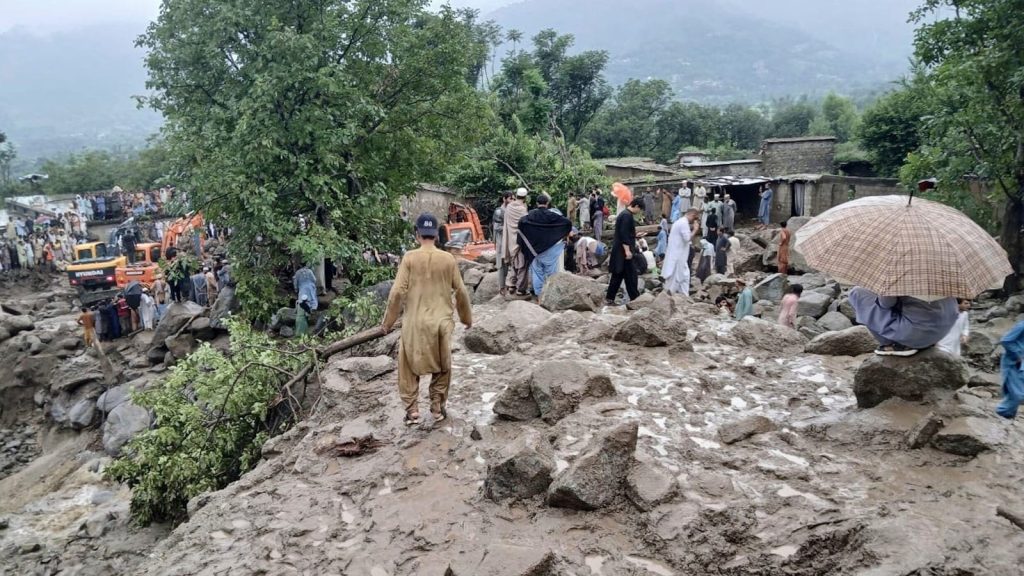 पाकिस्तान के उत्तर-पश्चिम में भारी बारिश और अचानक बाढ़ ने 117 लोगों की जान ले...