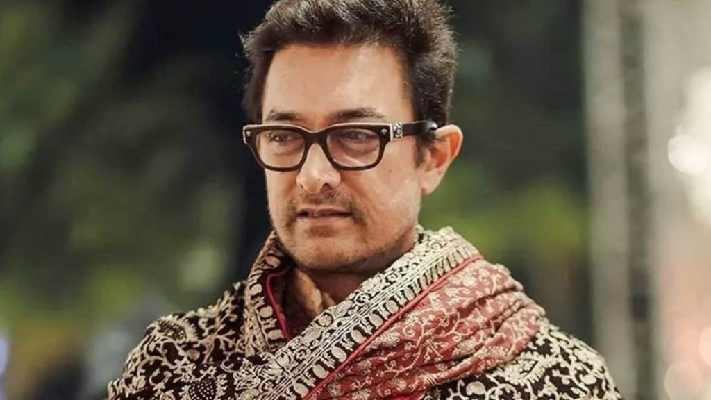 शाहरुख खान के बाद अब आमिर खान भी अपने घर से बाहर होकर नई सोसाइटी में शिफ्ट...