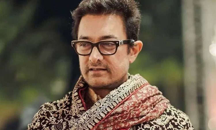 शाहरुख खान के बाद अब आमिर खान भी अपने घर से बाहर होकर नई सोसाइटी में शिफ्ट...