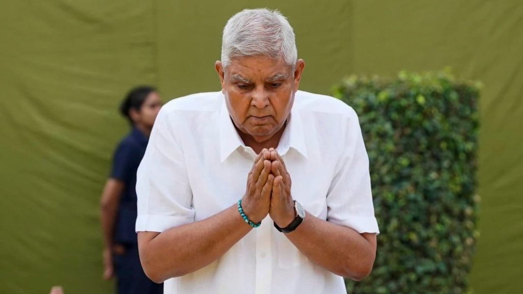 ઉપરાષ્ટ્રપતિ પદની ચૂંટણી માટે નામાંકન ફાઇલ કરનારા ત્રણ લોકો, … जिन तीन लोगों ने उपराष्ट्रपति पद के चुनाव के लिए नामांकन दाखिल किया था,...