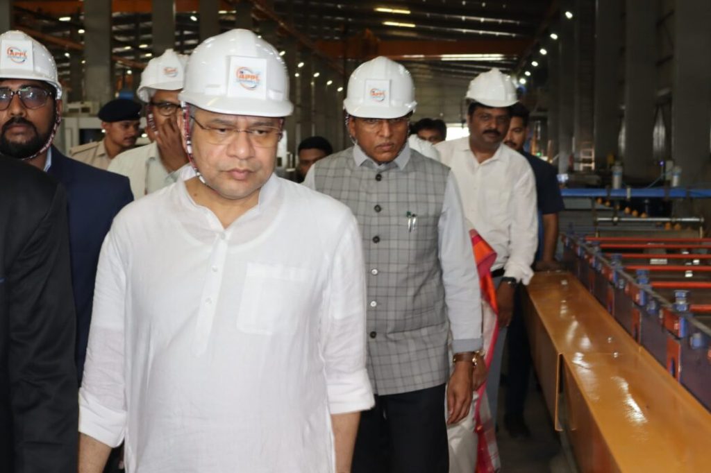 ભાવનગર ખાતે કન્ટેનર બનાવતી કંપની આવડકૃપાની મુલાકાત લેતા કેન્દ્રીય રેલ મંત્રી અશ્વિની વૈષ્ણવ