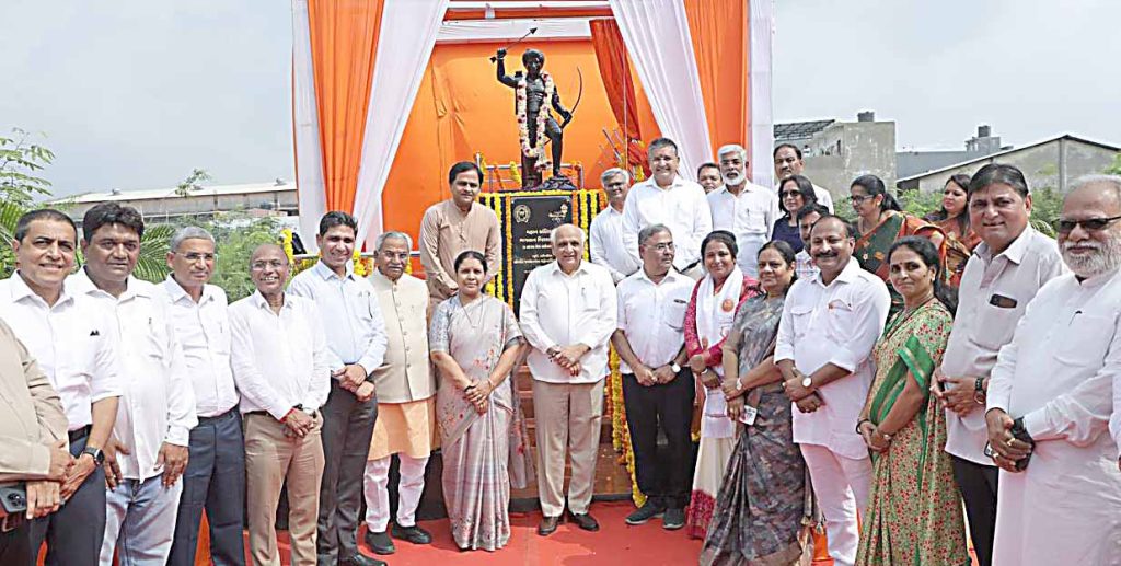 લાંભાના અર્બન ફોરેસ્ટ પાર્કમાં મૂકવામાં આવેલી ભગવાન બિરસા મુંડાની પ્રતિમાનું અનાવરણ