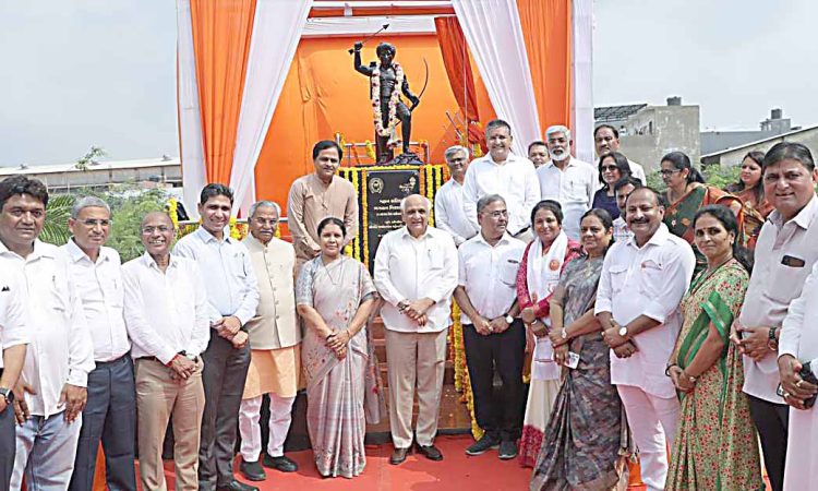 લાંભાના અર્બન ફોરેસ્ટ પાર્કમાં મૂકવામાં આવેલી ભગવાન બિરસા મુંડાની પ્રતિમાનું અનાવરણ