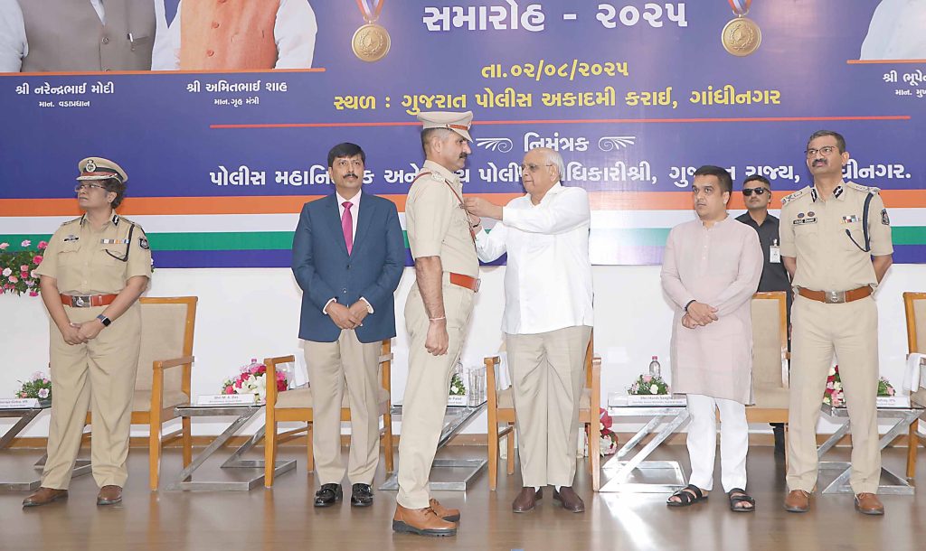 ગુજરાત પોલીસના 118 પોલીસ કર્મીઓને મુખ્યમંત્રીના હસ્તે રાષ્ટ્રપતિના મેડલ અર્પણ કરાયા