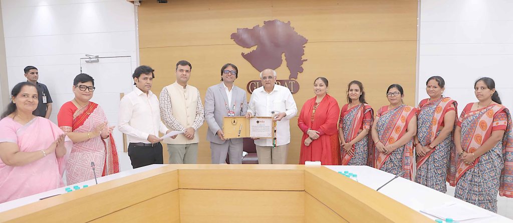 ઈન્ડિયા બૂક ઓફ રેકર્ડમાં ગુજરાતની સિદ્ધી: 3.5 લાખથી વધુ રાખડીઓ સરહદના સંત્રીઓની રક્ષા માટે મોકલાવાઈ