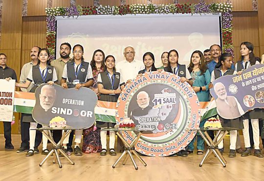 PM મોદીના સુશાસનની ઝાંખી કરાવતી ૧૦૦ ફૂટ લાંબી રાખડી મુખ્યમંત્રી સમક્ષ રજૂ...